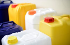 keuntungan-simpan-air-bersih-di-jerigen-plastik-untuk-persediaan - Web design surabaya