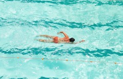 3-keuntungan-berenang-untuk-kesehatan-papan-renang-untuk-berlatih-renang - Web design surabaya