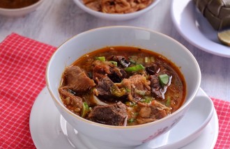 mengulik-lebih-jauh-tentang-makanan-ikonik-coto-makassar - Web design surabaya