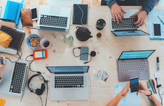 pentingnya-desain-web-untuk-perusahaan-apapun-di-luar-sana - Web design surabaya