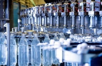 the-role-of-recycled-plastic-bottles-in-industrial-production-processes - Web design surabaya
