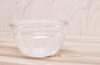 ramuan-air-hangat-dan-garam-industri-haluskan-telapak-tangan-anda - Web design surabaya