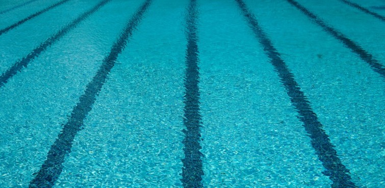 start-swimming-with-a-plastic-float-board-suitable-for-beginners-who-want-to-improve