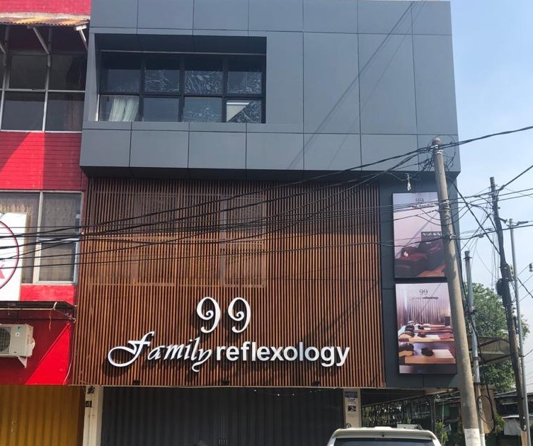 aluminium-composite-panel-cladding-with-wooden-solar-screen-and-3d-acrylic-letters-with-led-for-99-reflexology-surabaya