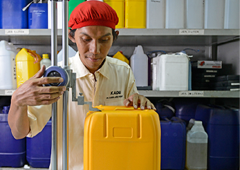 selling-resilient-plastic-jerry-cans-kadujaya-perkasa