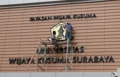 univ-wijaya-kusuma-surabaya-3d-letter-timbul-galvanis - Web design surabaya