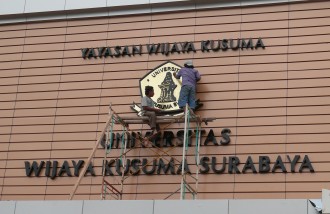 univ-wijaya-kusuma-surabaya-3d-letter-timbul-galvanis - Web design surabaya