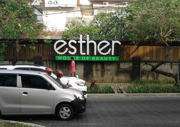 esther-clinic-surabaya-3d-letter-acrylic-led