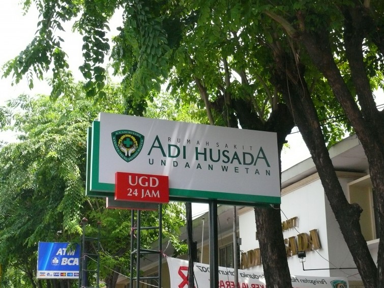 rumah-sakit-adi-husada-surabaya-neonbox-with-tl-light